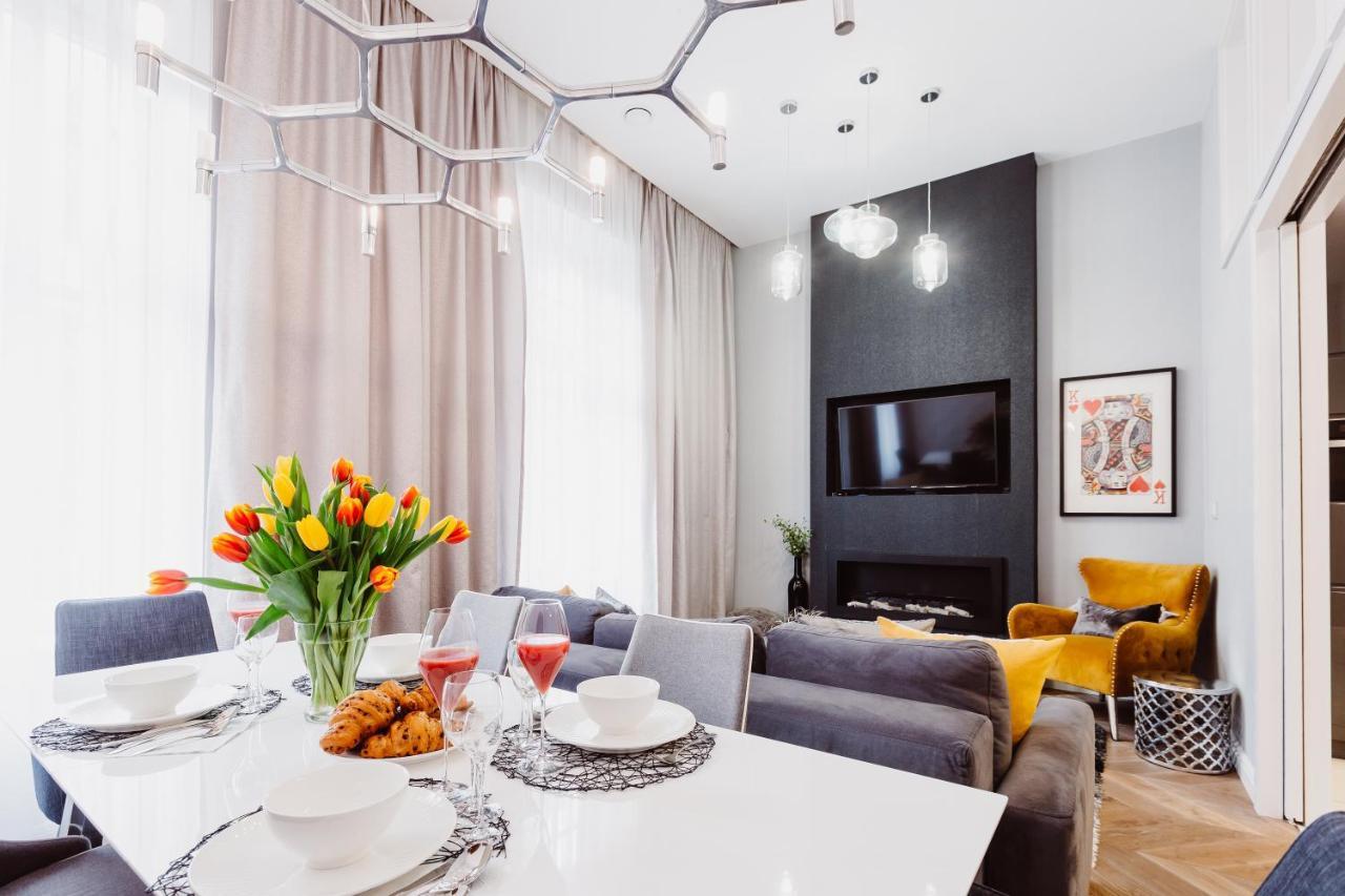 Deluxe One-Bedroom Suite | King-size bed | A or C