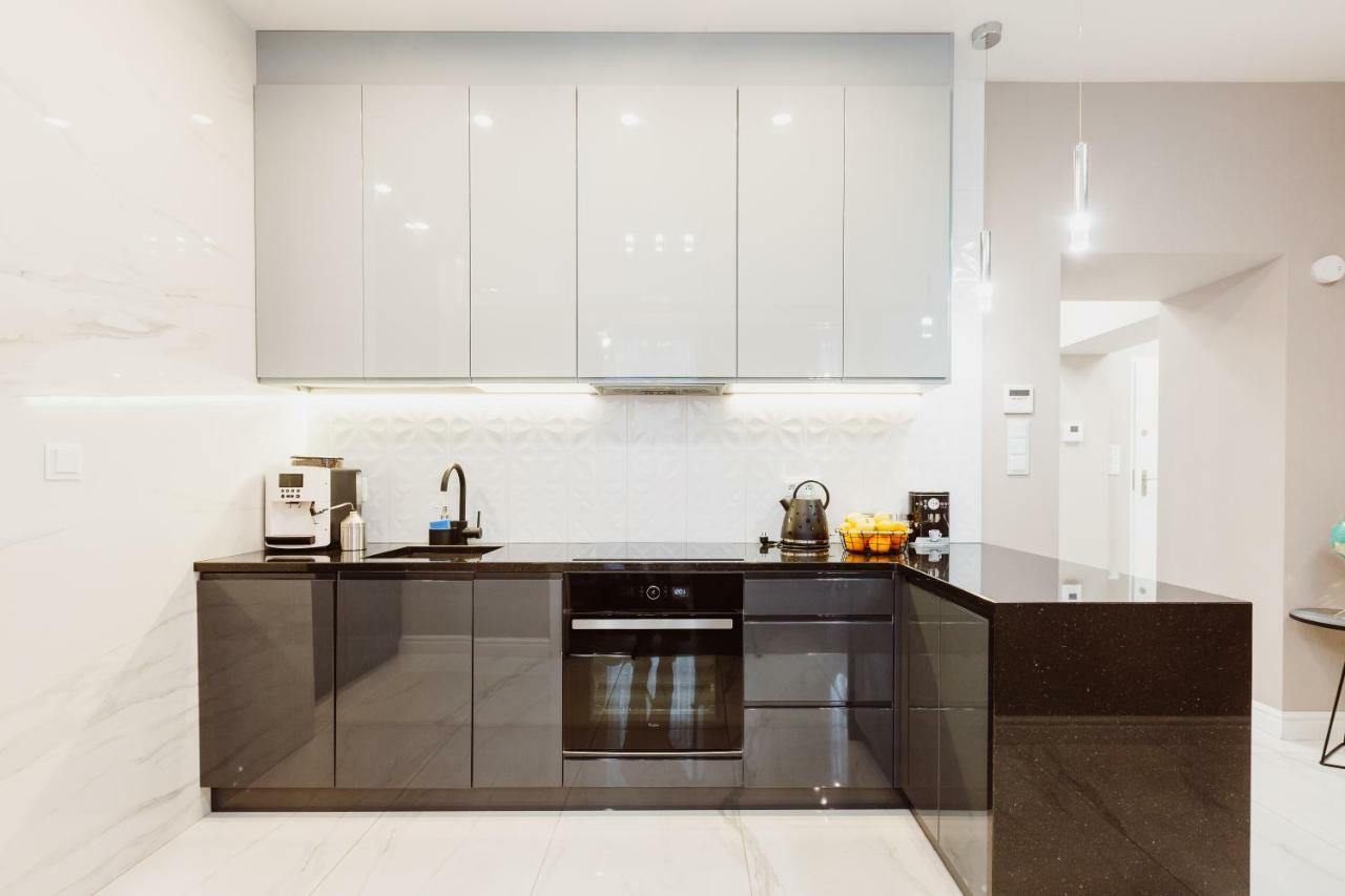 Deluxe One-Bedroom Suite | King-size bed | A or C