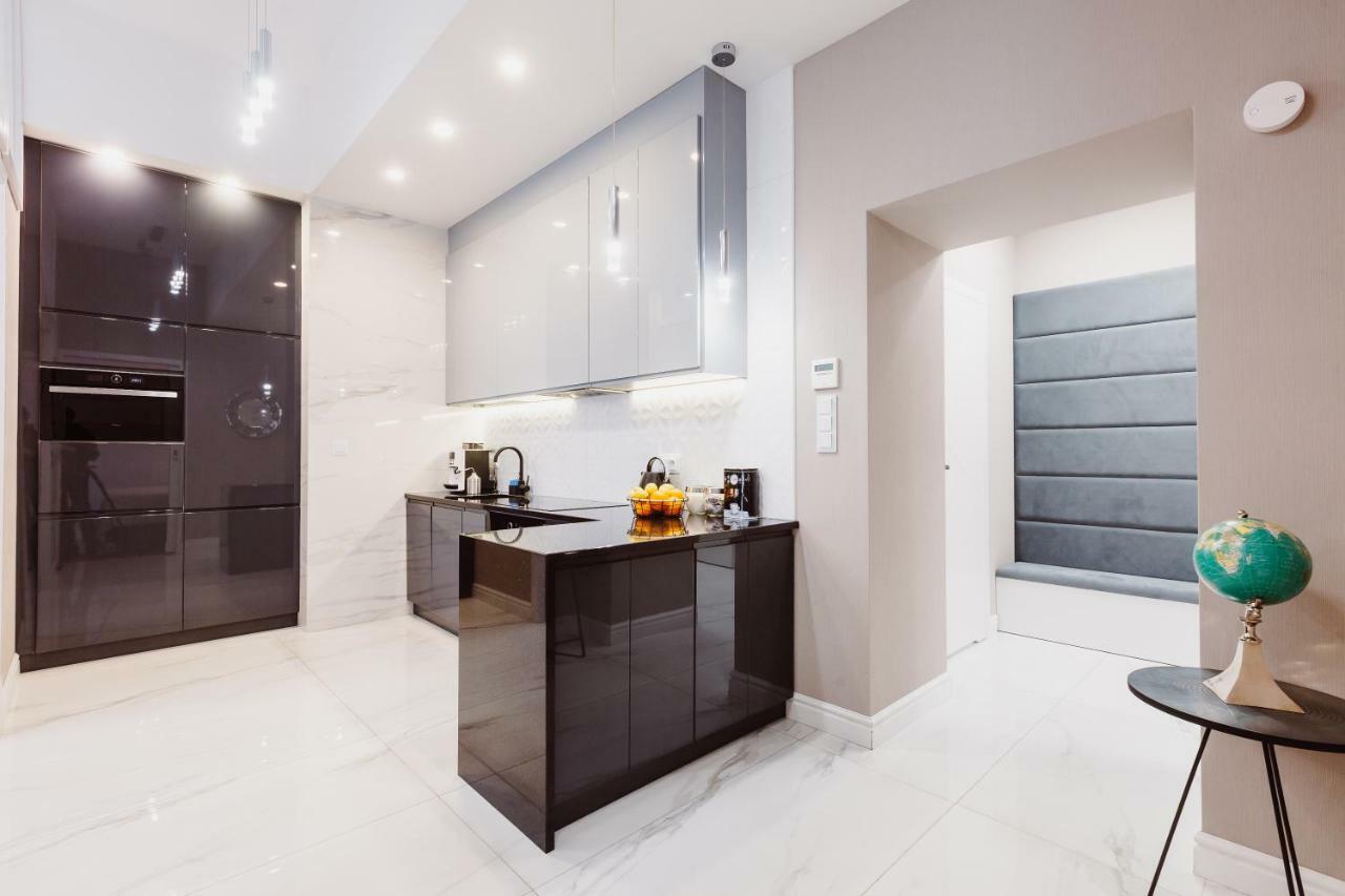 Deluxe One-Bedroom Suite | King-size bed | A or C
