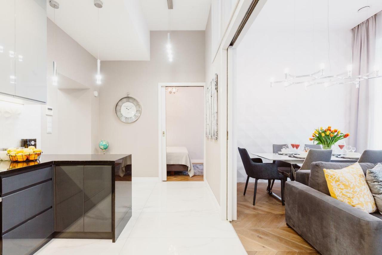 Deluxe One-Bedroom Suite | King-size bed | A or C