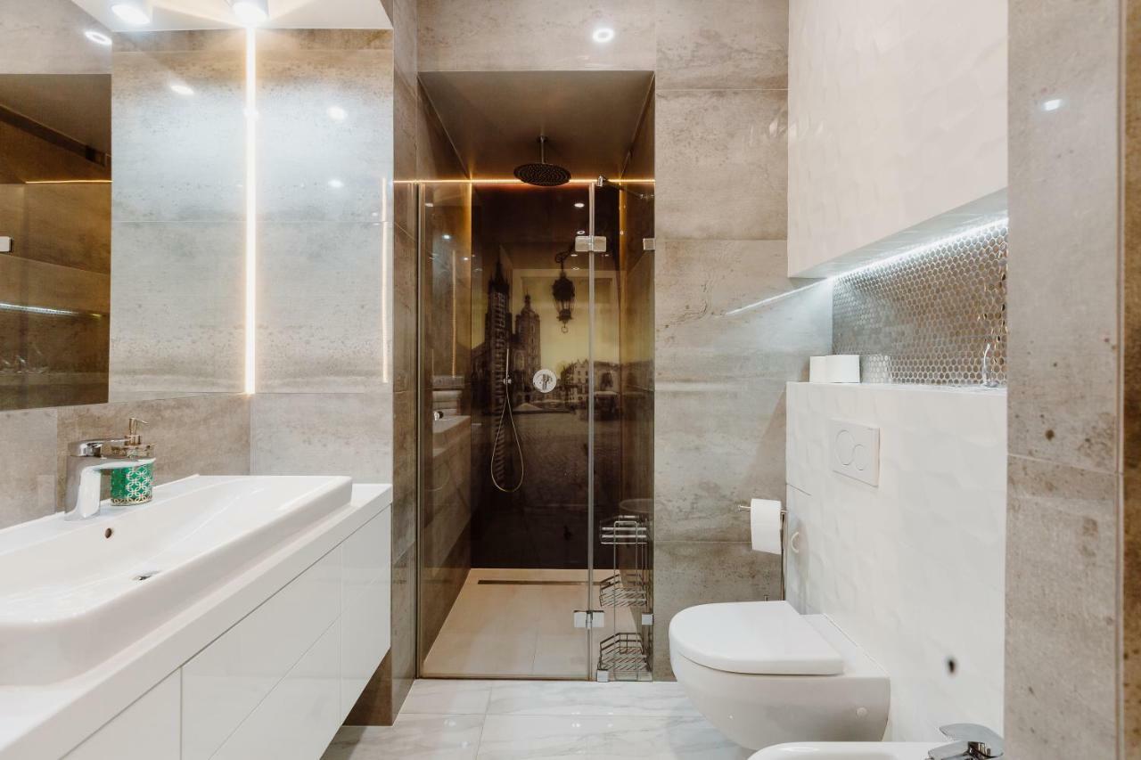 Deluxe One-Bedroom Suite | King-size bed | A or C