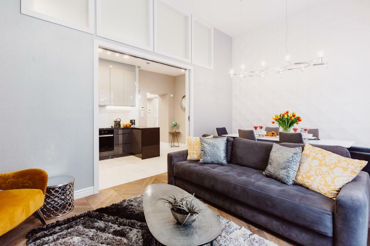 Deluxe One-Bedroom Suite | King-size bed | A or C